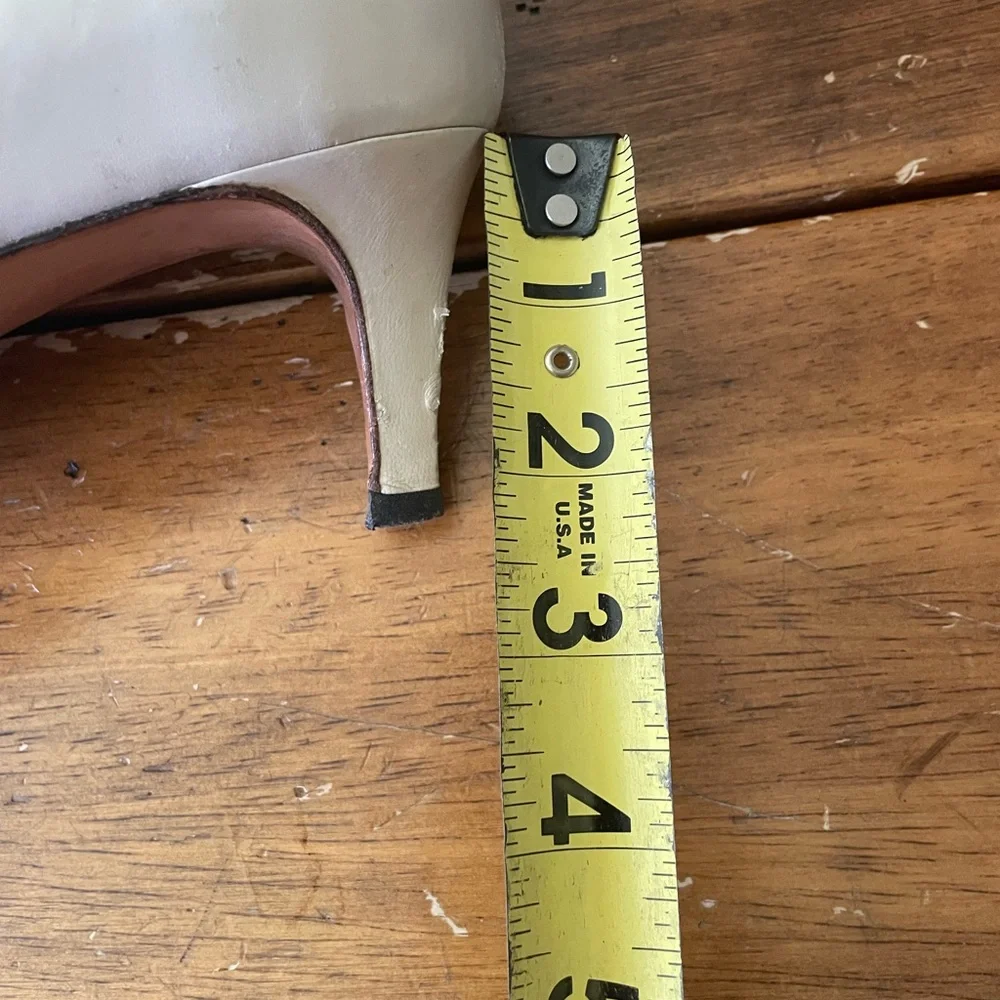 Vintage 80s Chanel Leather Heels Pumps Cap Toe Beige Ivory Size 40 Made In Italy - Picture 9 of 11